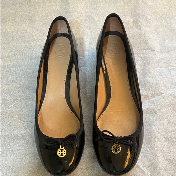 Tory Burch Black Patent Leather 1 1/2 inch heels with Gold Logo - Picture 1 of 15